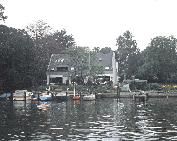 3 Häuser mit Bootsstegen