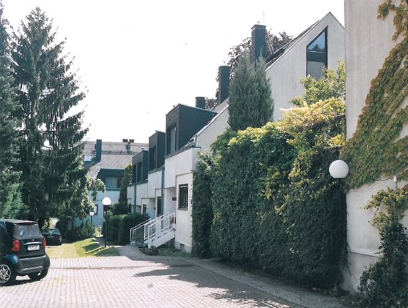 Interne Hauseingänge mit Parkplätzen