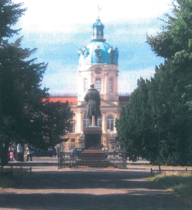 Mittelpromenade mit Blick auf das Schloss