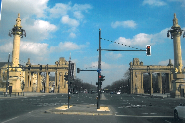 Charl. Tor mit rekonstruierten Kandelabern